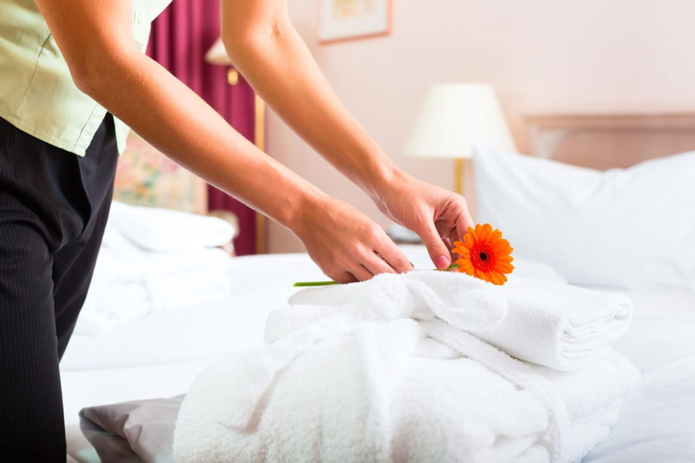 how-to-tell-if-your-hotel-room-is-clean-a-former-hotel-manager-tells-all